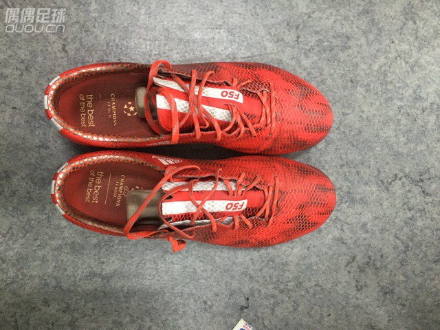 也来晒晒我的实战主力战靴们。鄙人三十有余,之前一直穿着飞跃鞋踢小场