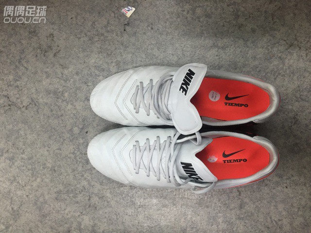 也来晒晒我的实战主力战靴们。鄙人三十有余,之前一直穿着飞跃鞋踢小场