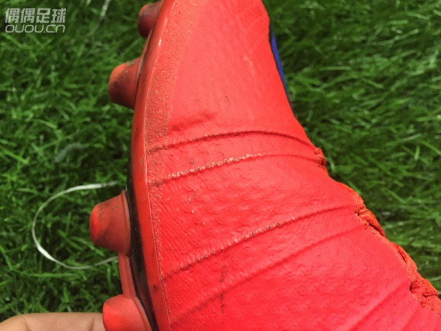 刺客sf4踢三场球表面热熔膜就烂了一点,在缆线的位置