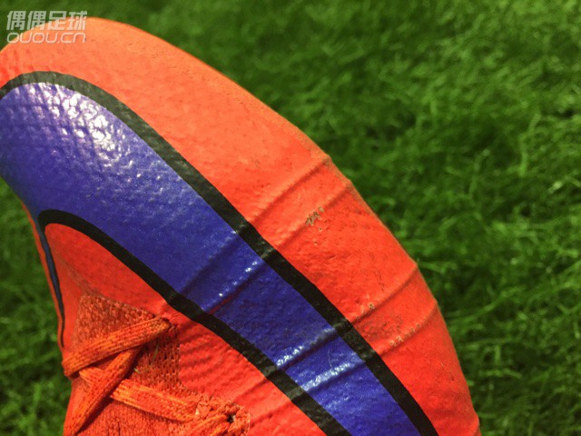 刺客sf4踢三场球表面热熔膜就烂了一点,在缆线的位置