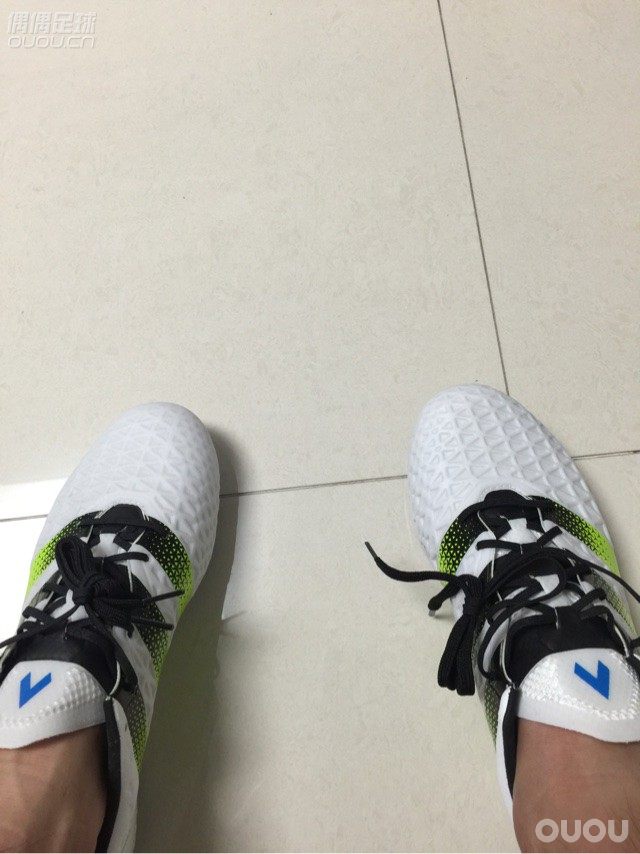 ACE16.1 小清新配色到手 ! 膝盖脚后跟都有伤蛮严重 钉子需要磨吗?