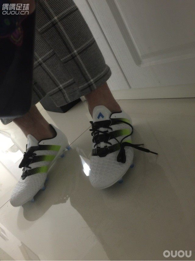 ACE16.1 小清新配色到手 ! 膝盖脚后跟都有伤蛮严重 钉子需要磨吗?