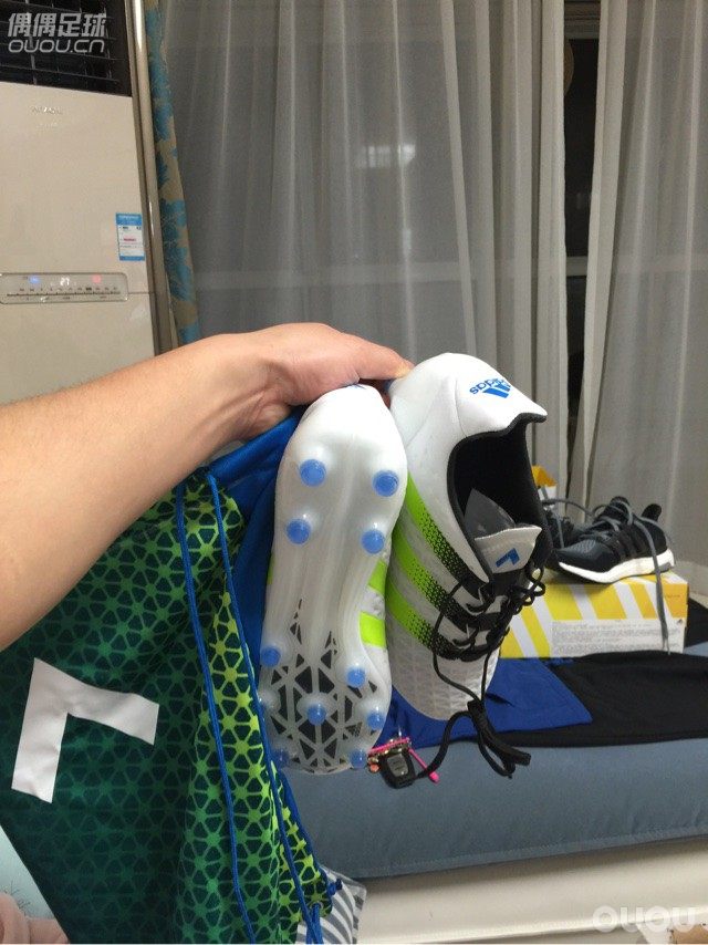 ACE16.1 小清新配色到手 ! 膝盖脚后跟都有伤蛮严重 钉子需要磨吗?