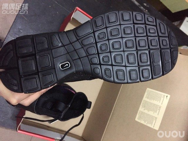 NIKE飞线系列,C罗上脚款。霸气外露,帅气十足,日本黑牌。全国没几双了!