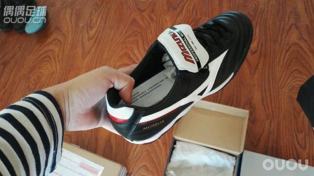 问各位大侠,球鞋的保养问题。真皮球鞋如何保养?擦油?擦蜡??超纤维的球鞋呢?擦什么??