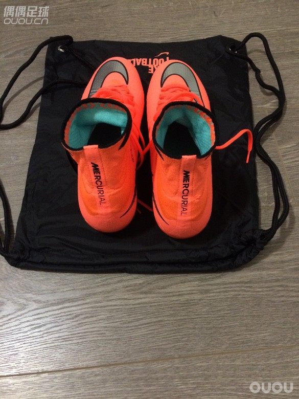 不知道是不是首发,但是是最爱的配色