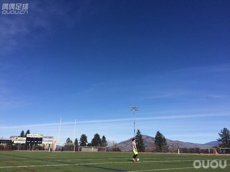 这样的天气就适合踢球