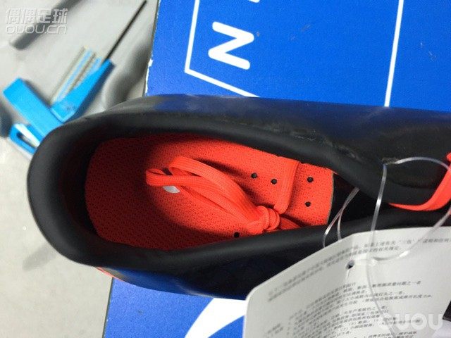 迪卡侬的球鞋今天逛逛迪卡侬,见到一双球鞋,试了试,可惜自己的脚有点屠。各位球星有买过的吗?