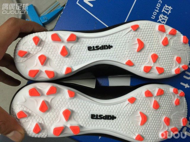 迪卡侬的球鞋今天逛逛迪卡侬,见到一双球鞋,试了试,可惜自己的脚有点屠。各位球星有买过的吗?