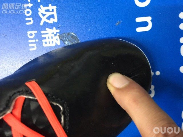 迪卡侬的球鞋今天逛逛迪卡侬,见到一双球鞋,试了试,可惜自己的脚有点屠。各位球星有买过的吗?