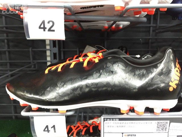 迪卡侬的球鞋今天逛逛迪卡侬,见到一双球鞋,试了试,可惜自己的脚有点屠。各位球星有买过的吗?