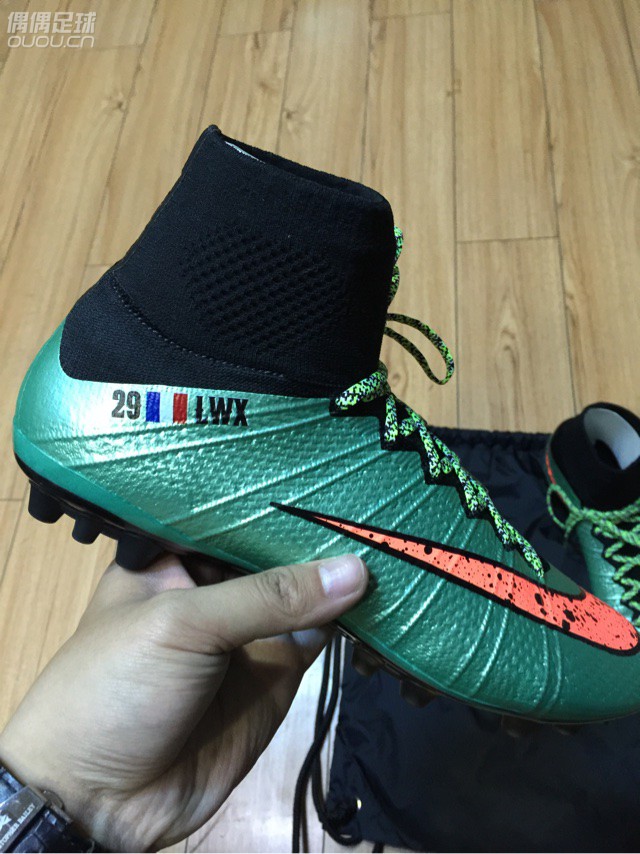 苦等50天,终于到了。年前订的鞋,今天终于到了,感谢坛里兄弟的英国代购,万分感谢。大伙看看配色咋样。