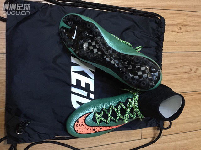 苦等50天,终于到了。年前订的鞋,今天终于到了,感谢坛里兄弟的英国代购,万分感谢。大伙看看配色咋样。