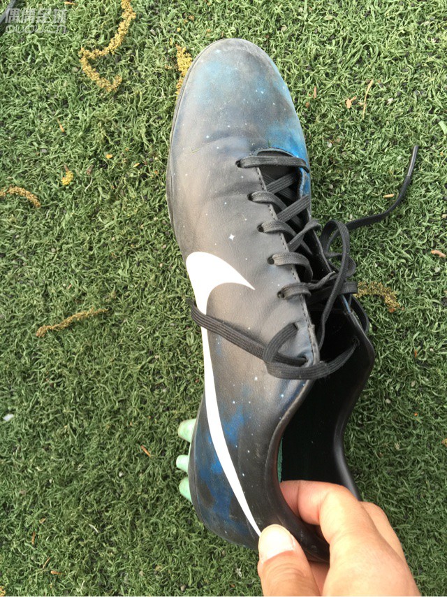 求大神指教,很喜欢这双星空,但是下午踢了变这样了,貌似断定了,请问有什么办法修补?