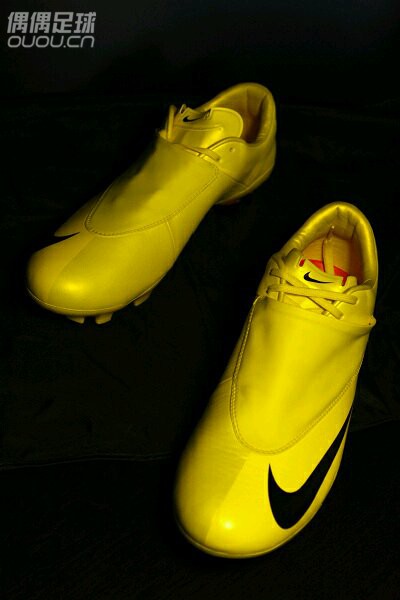 这个也够老的—-MERCURIAL VAPOR V说实话不太喜欢刺客 但这个配色实在撩人