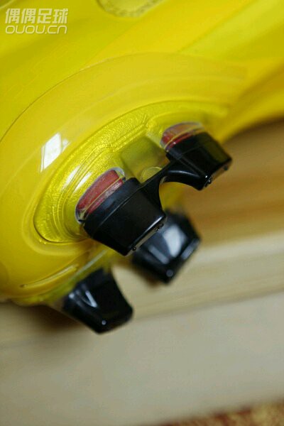 这个也够老的—-MERCURIAL VAPOR V说实话不太喜欢刺客 但这个配色实在撩人