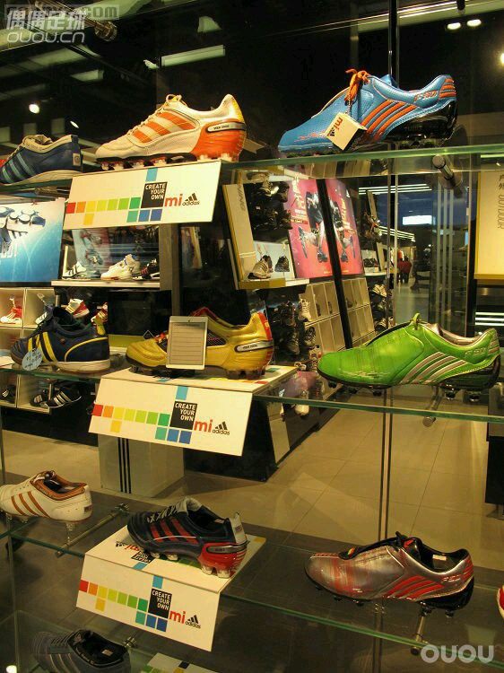 早年间街拍—AD的MI和NIKE的ID这是前几年在北京三里屯AD旗舰店和NIKE店随手拍的