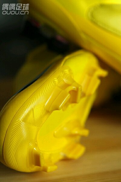 这个也够老的—-MERCURIAL VAPOR V说实话不太喜欢刺客 但这个配色实在撩人