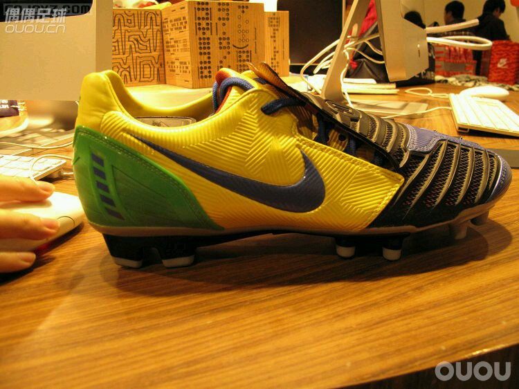 早年间街拍—AD的MI和NIKE的ID这是前几年在北京三里屯AD旗舰店和NIKE店随手拍的