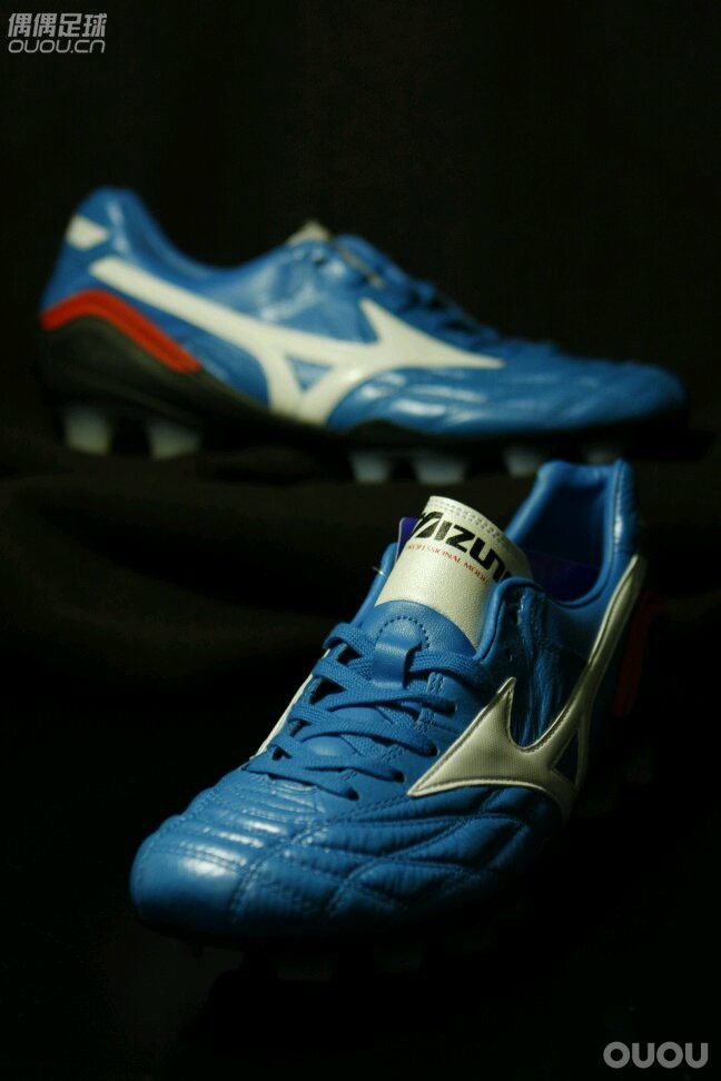 还是蓝的— MORELIA WAVE KR这个也曾经是传说中少有的神器无论皮质,做工还是舒适程度都绝对一流