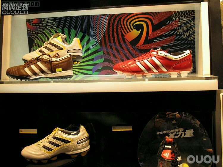 早年间街拍—AD的MI和NIKE的ID这是前几年在北京三里屯AD旗舰店和NIKE店随手拍的