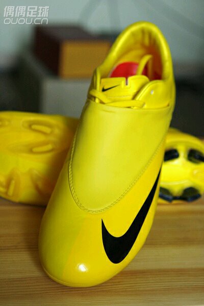 这个也够老的—-MERCURIAL VAPOR V说实话不太喜欢刺客 但这个配色实在撩人