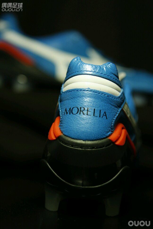 还是蓝的— MORELIA WAVE KR这个也曾经是传说中少有的神器无论皮质,做工还是舒适程度都绝对一流