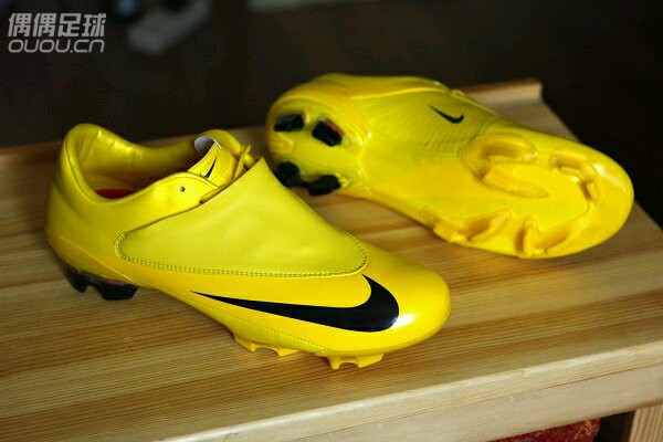 这个也够老的—-MERCURIAL VAPOR V说实话不太喜欢刺客 但这个配色实在撩人