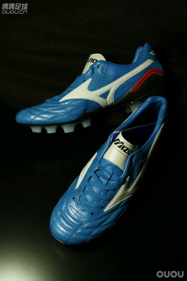 还是蓝的— MORELIA WAVE KR这个也曾经是传说中少有的神器无论皮质,做工还是舒适程度都绝对一流