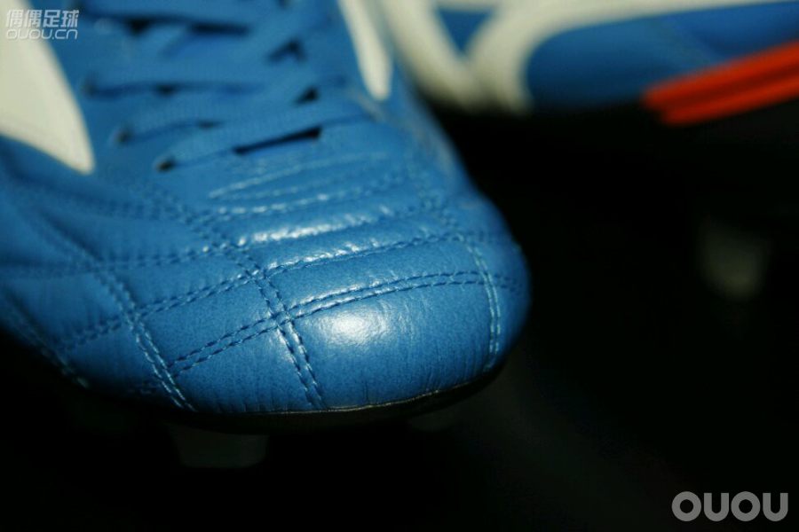 还是蓝的— MORELIA WAVE KR这个也曾经是传说中少有的神器无论皮质,做工还是舒适程度都绝对一流