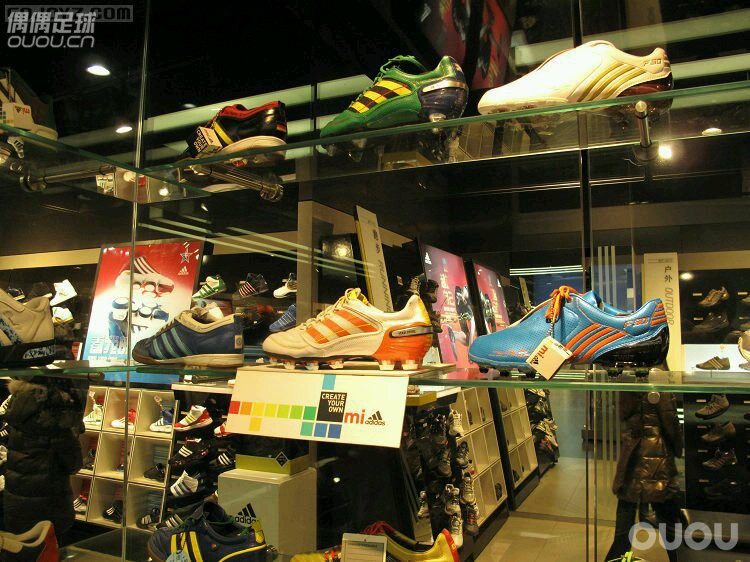 早年间街拍—AD的MI和NIKE的ID这是前几年在北京三里屯AD旗舰店和NIKE店随手拍的