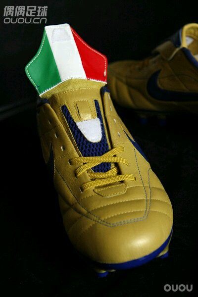 意大利四星nike legend 1 fg这个纯是因为那年的意国太牛逼了