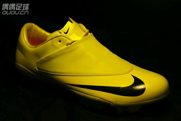 这个也够老的—-MERCURIAL VAPOR V说实话不太喜欢刺客 但这个配色实在撩人