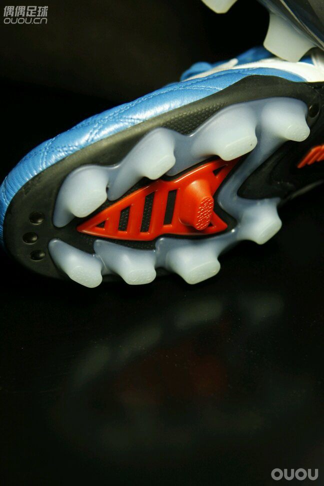 还是蓝的— MORELIA WAVE KR这个也曾经是传说中少有的神器无论皮质,做工还是舒适程度都绝对一流