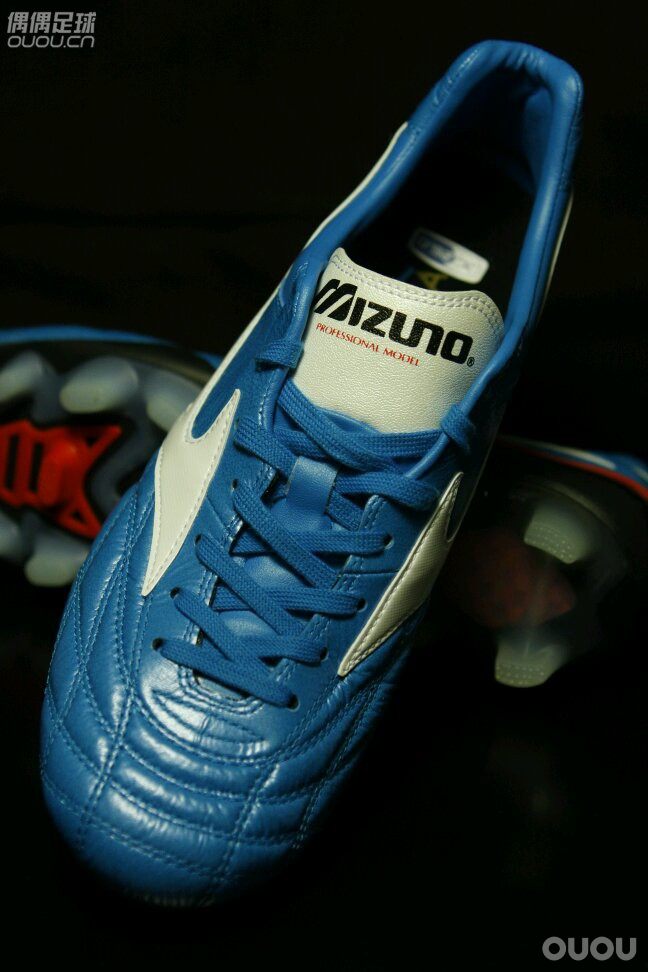 还是蓝的— MORELIA WAVE KR这个也曾经是传说中少有的神器无论皮质,做工还是舒适程度都绝对一流