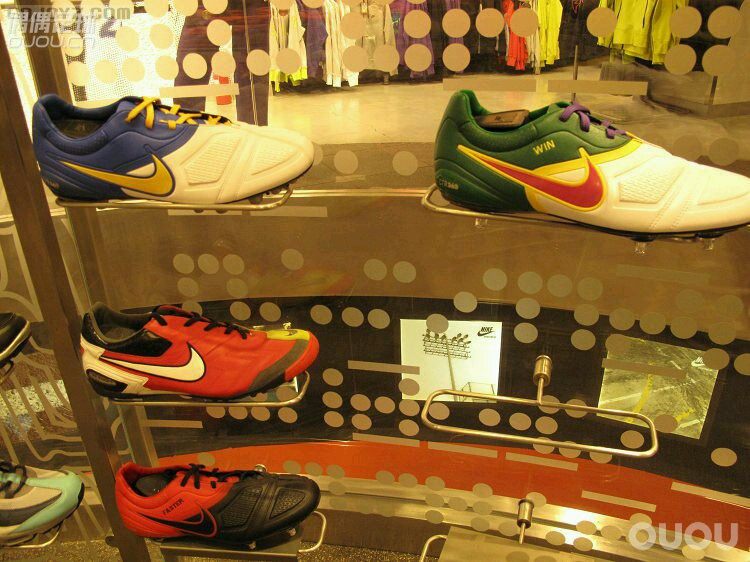 早年间街拍—AD的MI和NIKE的ID这是前几年在北京三里屯AD旗舰店和NIKE店随手拍的