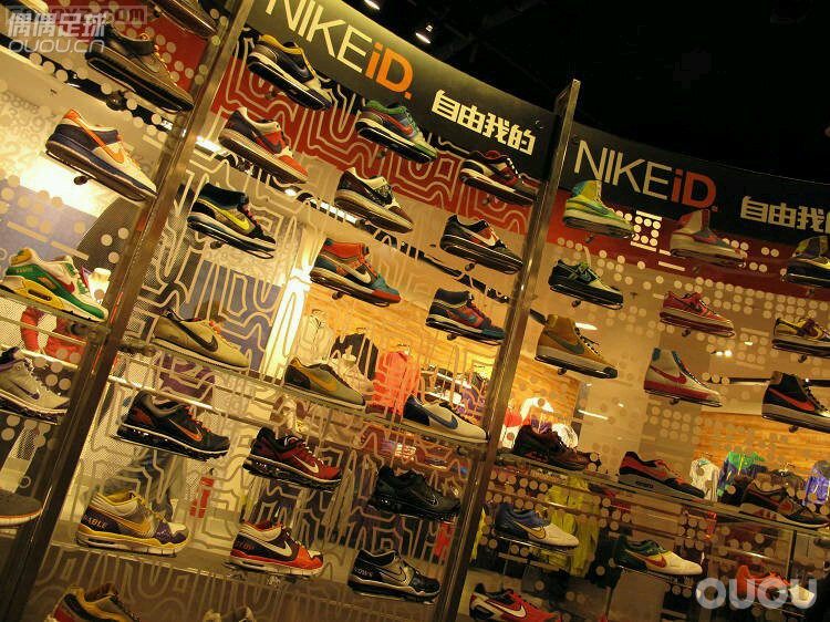早年间街拍—AD的MI和NIKE的ID这是前几年在北京三里屯AD旗舰店和NIKE店随手拍的