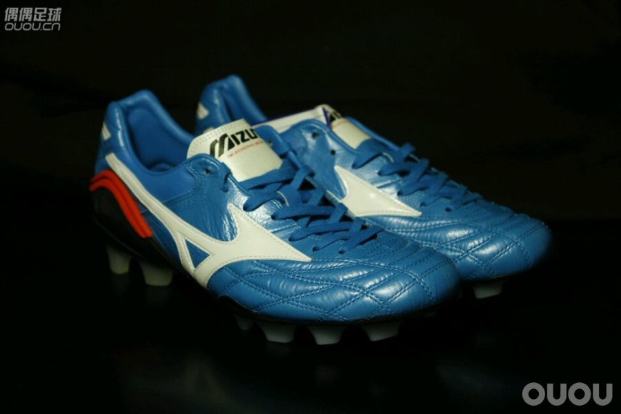 还是蓝的— MORELIA WAVE KR这个也曾经是传说中少有的神器无论皮质,做工还是舒适程度都绝对一流