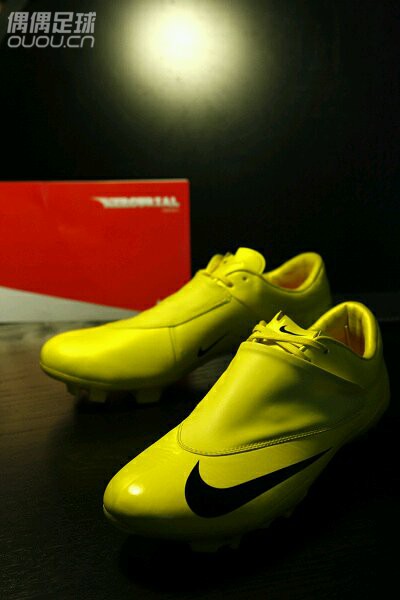 这个也够老的—-MERCURIAL VAPOR V说实话不太喜欢刺客 但这个配色实在撩人