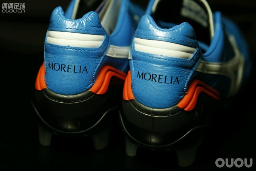 还是蓝的— MORELIA WAVE KR这个也曾经是传说中少有的神器无论皮质,做工还是舒适程度都绝对一流