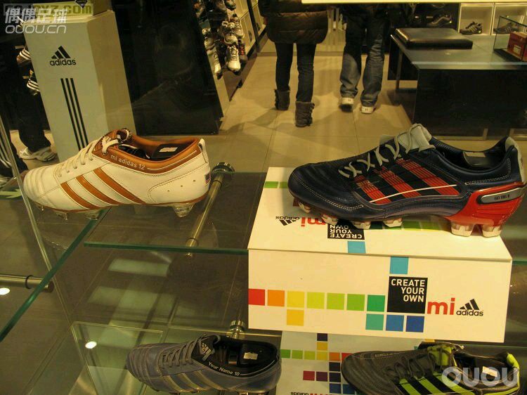 早年间街拍—AD的MI和NIKE的ID这是前几年在北京三里屯AD旗舰店和NIKE店随手拍的