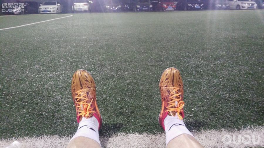 今天晚上穿安踏雄狮比赛,优点是控球真的舒服,还有就是大底,叫那个抓地稳的哦舒服。