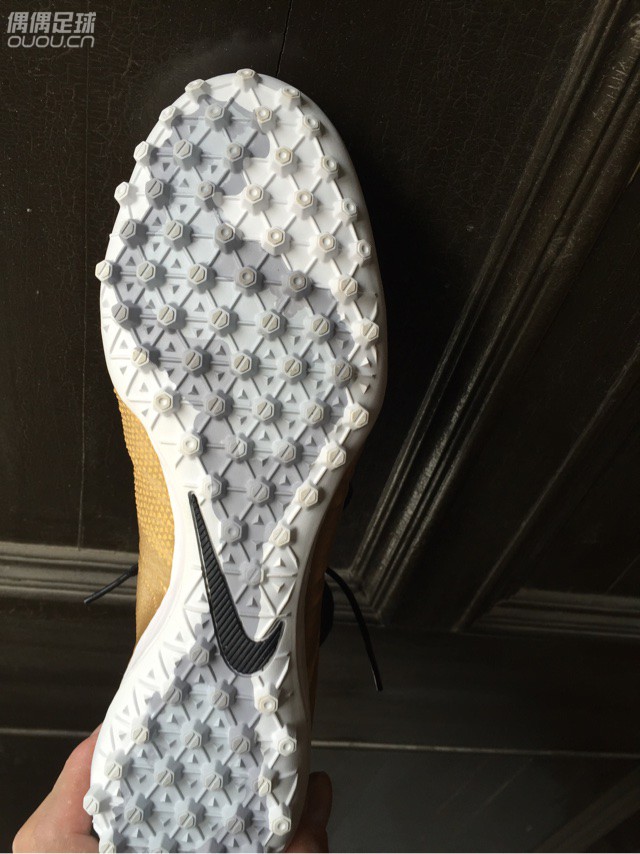 刚到的鞋子,请给我看下,是不是正品!