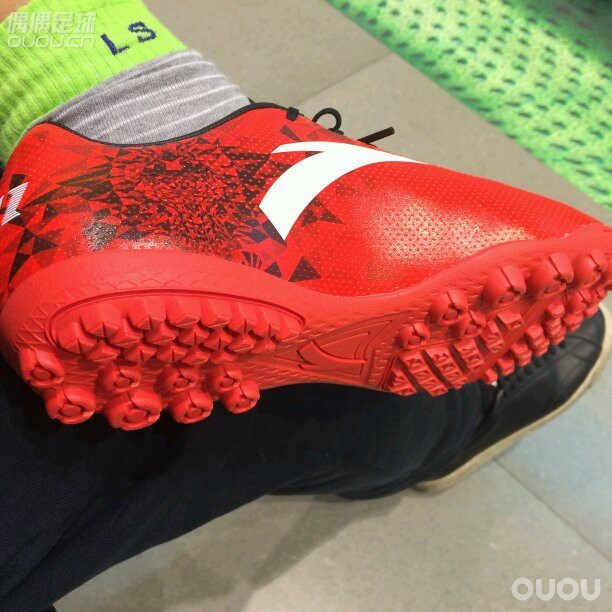 准备参加个比赛,不给穿长钉鞋,所以在时隔八年之后,准备买一双碎钉(08年买了第一双tf–nike tiempo)。