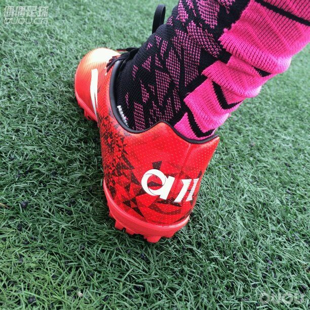 准备参加个比赛,不给穿长钉鞋,所以在时隔八年之后,准备买一双碎钉(08年买了第一双tf–nike tiempo)。