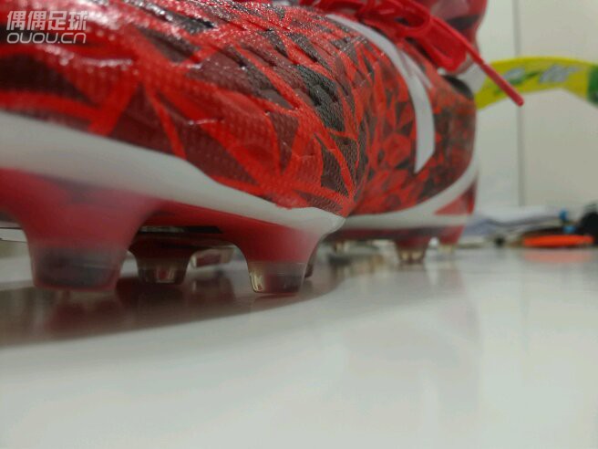 雄狮实战简评到!!!
今天没拍照,就只能随便po两张昨晚的开箱照凑合下吧。