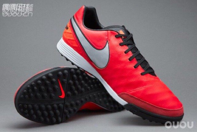 传奇真的应该换大底了,太滑了,支撑完全不够。新的六角钉最近才上脚,雨战完美急停变向!!!