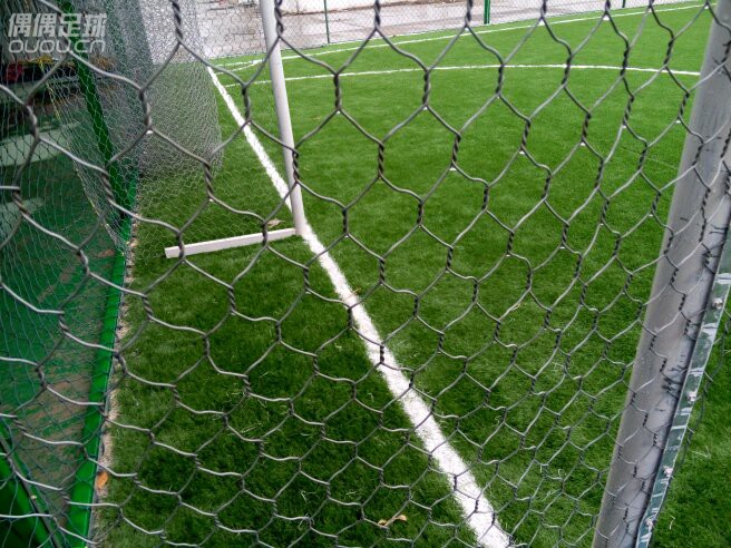 小伙伴们射门太猛了,只能用铁丝网了!