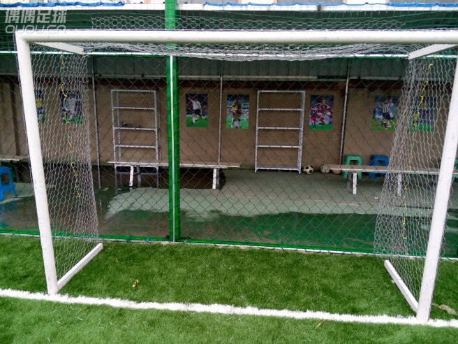 小伙伴们射门太猛了,只能用铁丝网了!