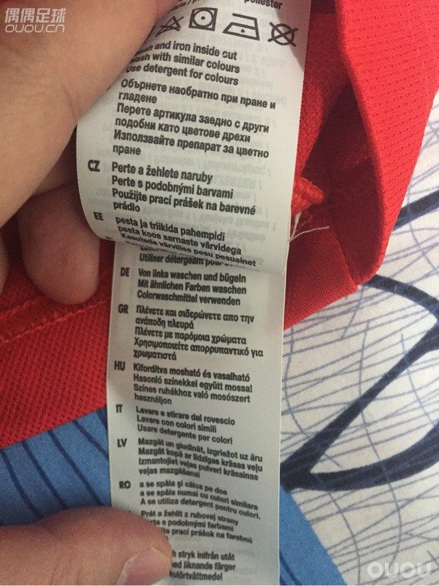 新入的阿森纳训练短袖,各位大神帮忙鉴定下真假,个人最大的疑惑是洗标上中文的款号是569618